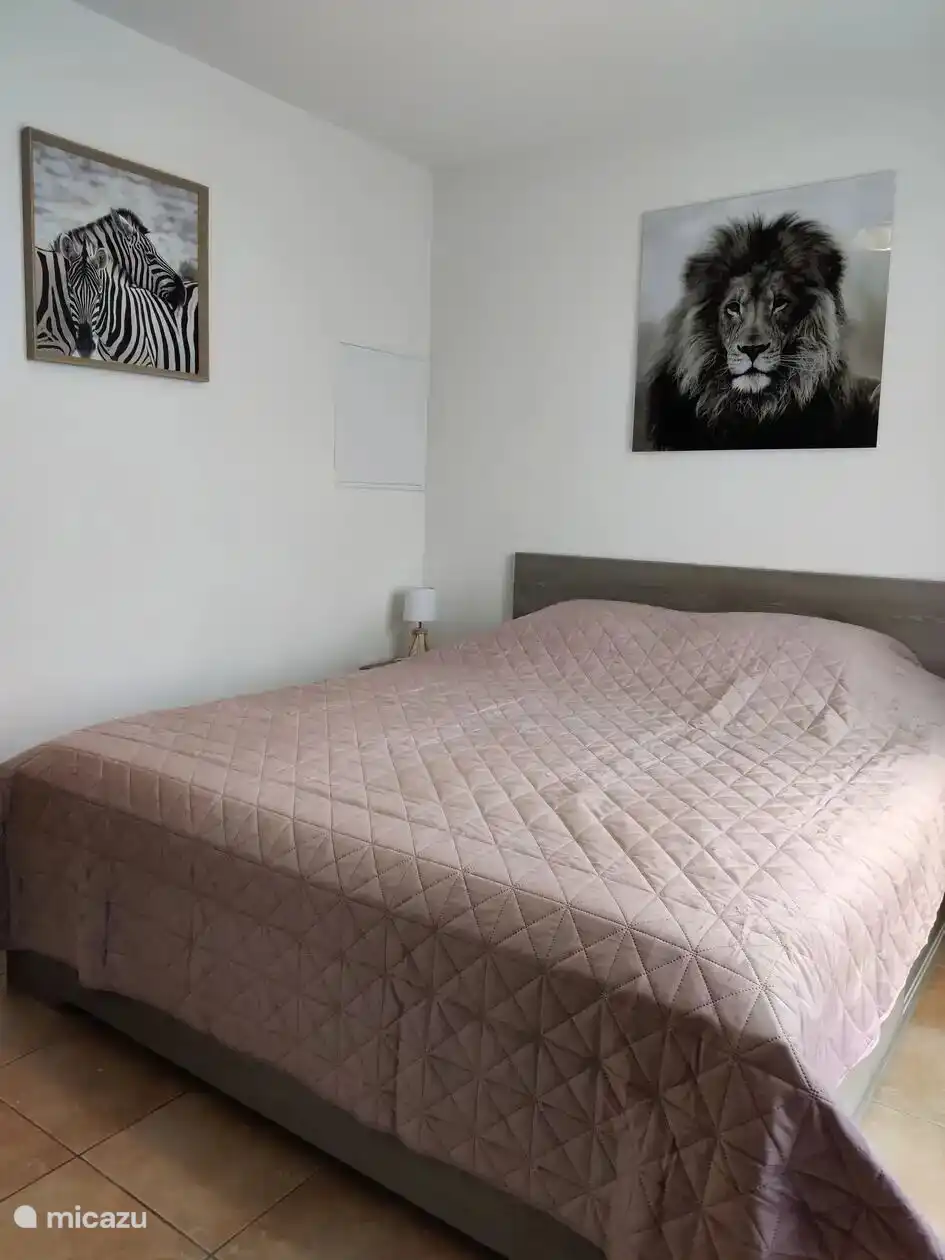 Hauptschlafzimmer mit Doppelbett