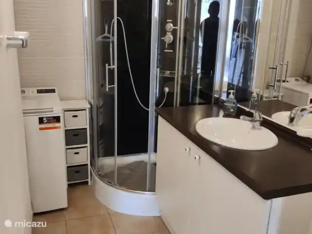 Villa Belle Vue Homps en Francia, Aude, Homps - casa paredada Cuarto de baño con ducha y lavadora