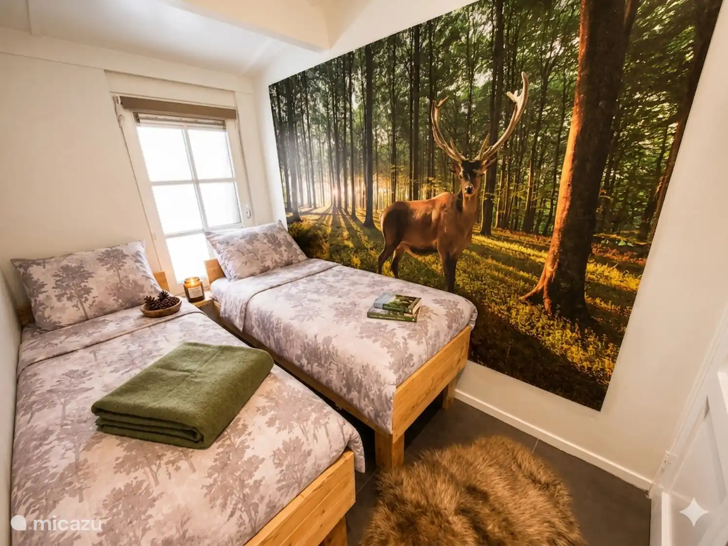 knusse slaapkamer met 2 enkele bedden  van 70x190