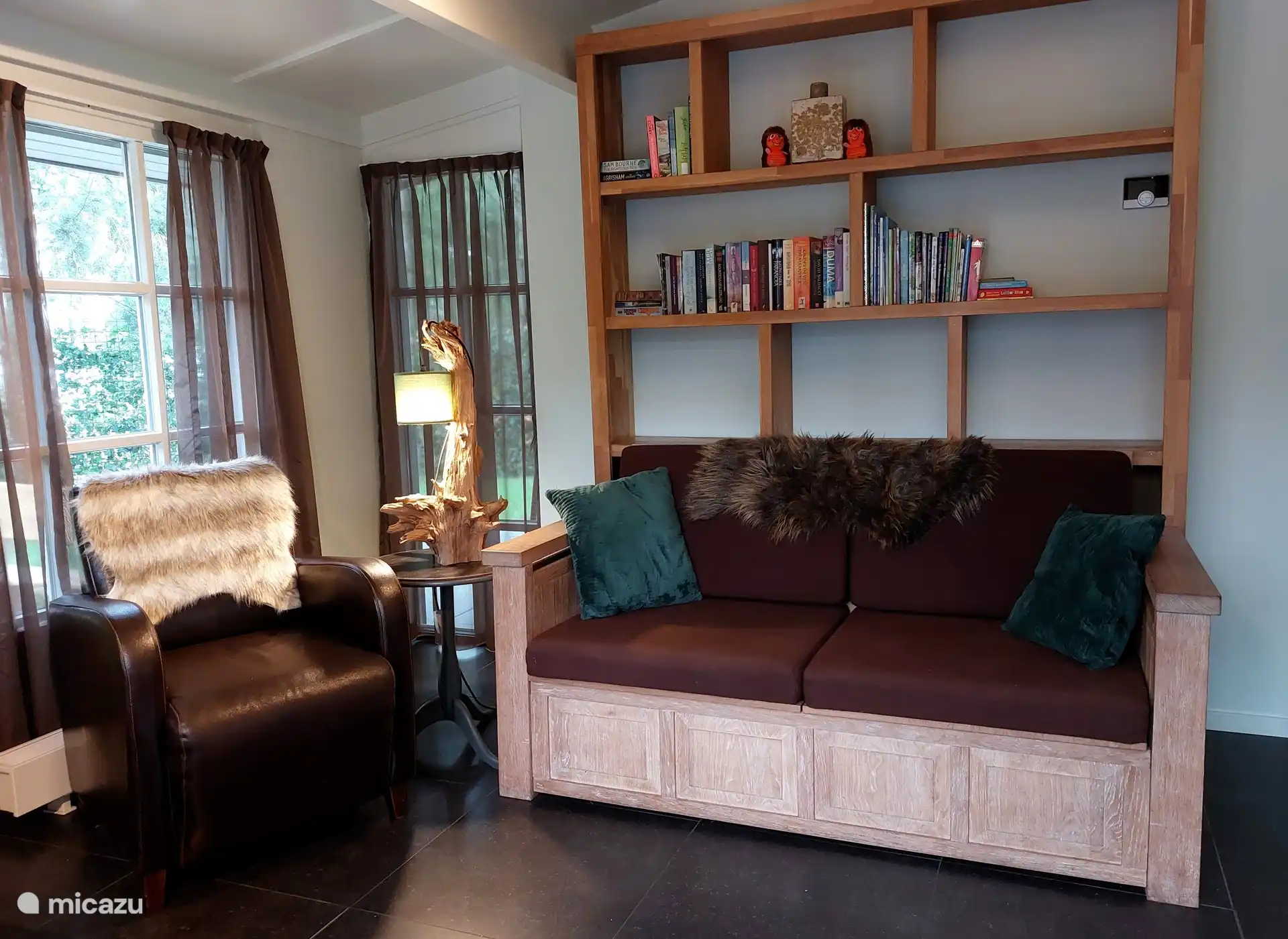 Lounge-Ecke mit Bücherregal 