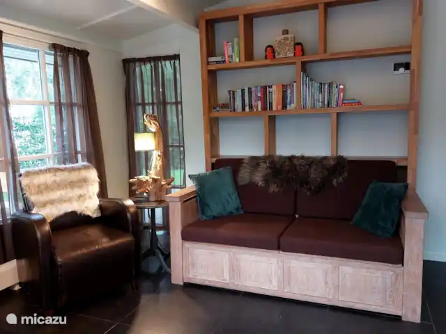 casa vacacional en Países Bajos, Güeldres, Ermelo – Villa Mar veluwe rincón salón con librería