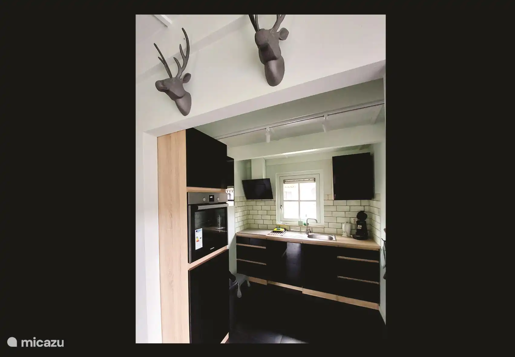 Küche mit
Geschirrspüler
Kühlschrank mit Gefrierfach
Induktionsherd
Abzug
Kücheninventar