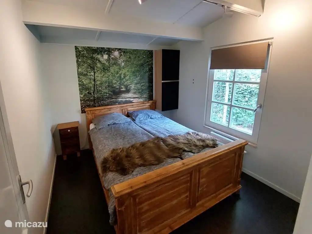 Schlafzimmer
extra langes Doppelbett (210)