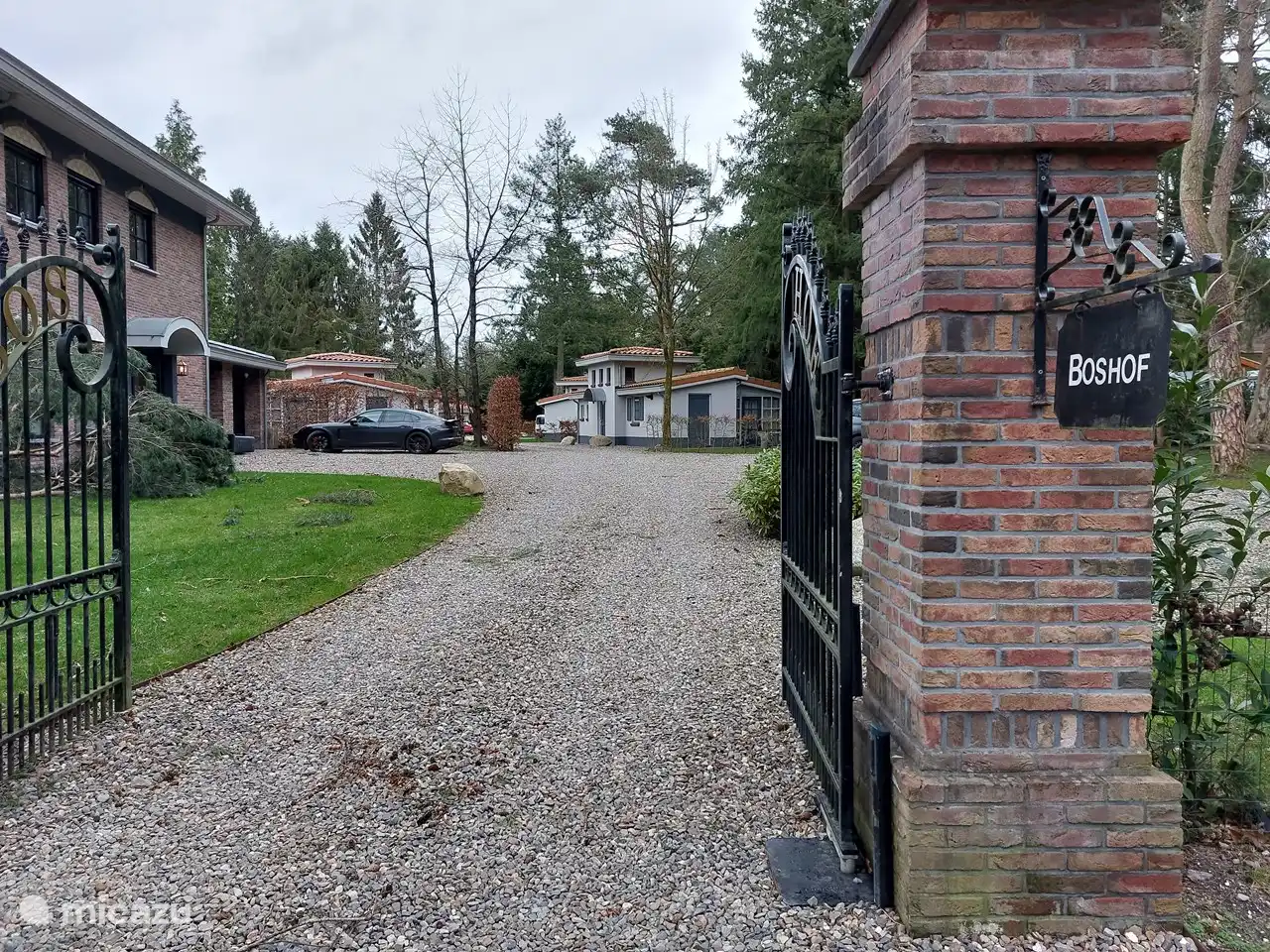 Auffahrt zur Villa Mar