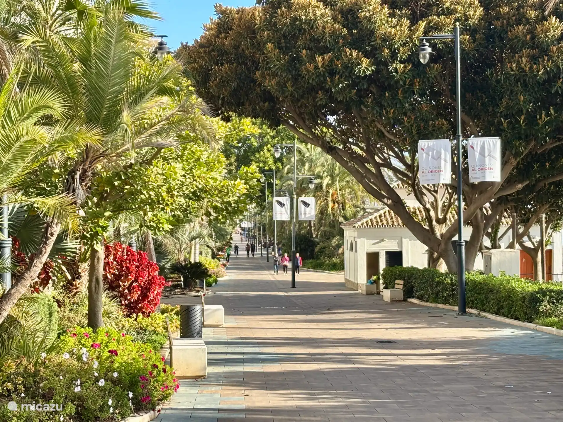 In Estepona is een enorme lange boulevard voor wandelaars en fietsers. 