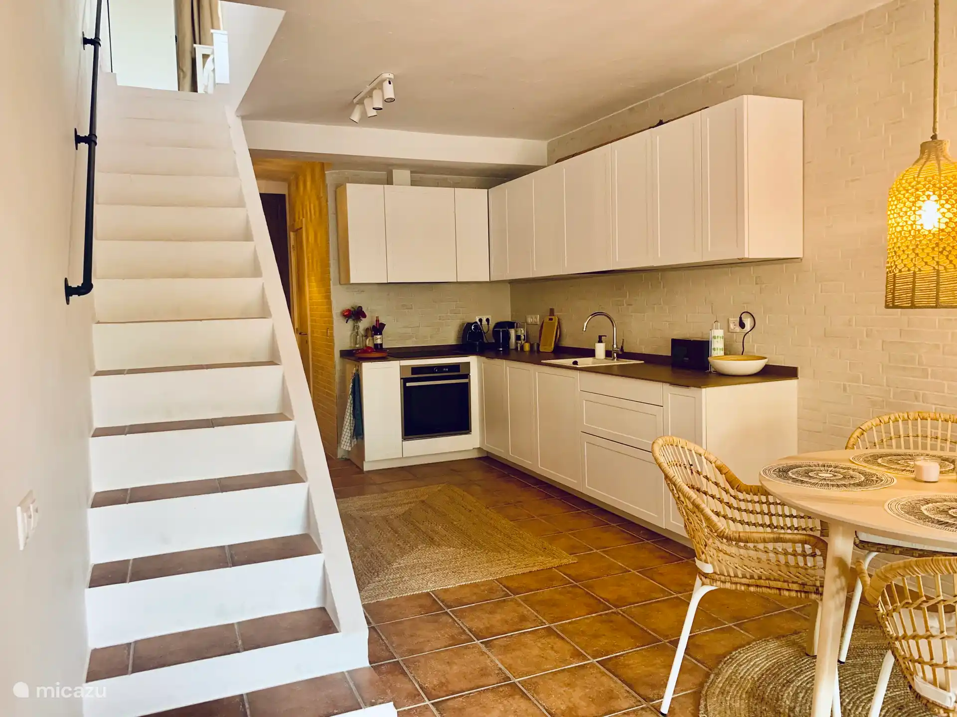 De trap naar de ruime slaapkamer met terras. 