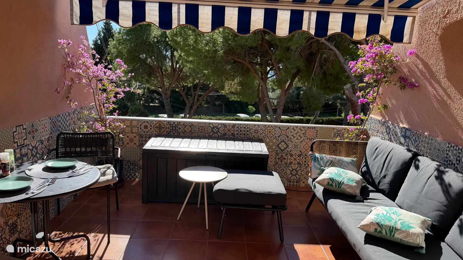 Terras aan de woonkamer.