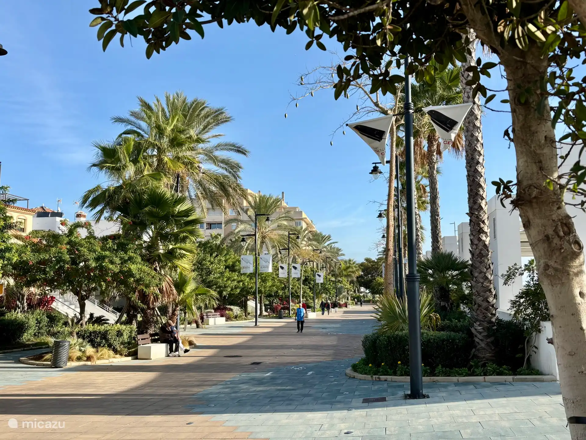 Lange wandel/fiets boulevards in Estepona. 