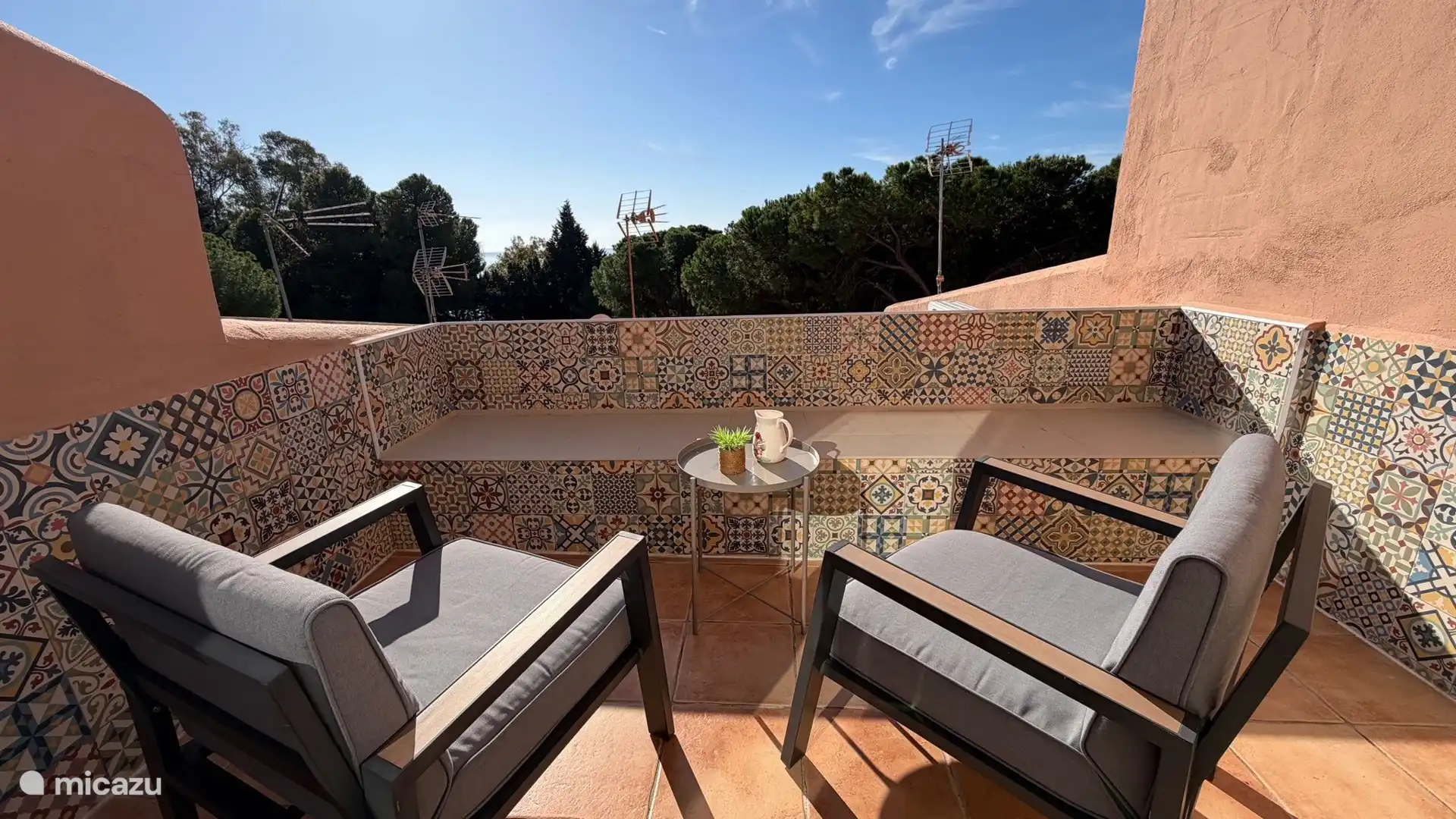 Terras boven. In de ochtendzon ontbijten. 