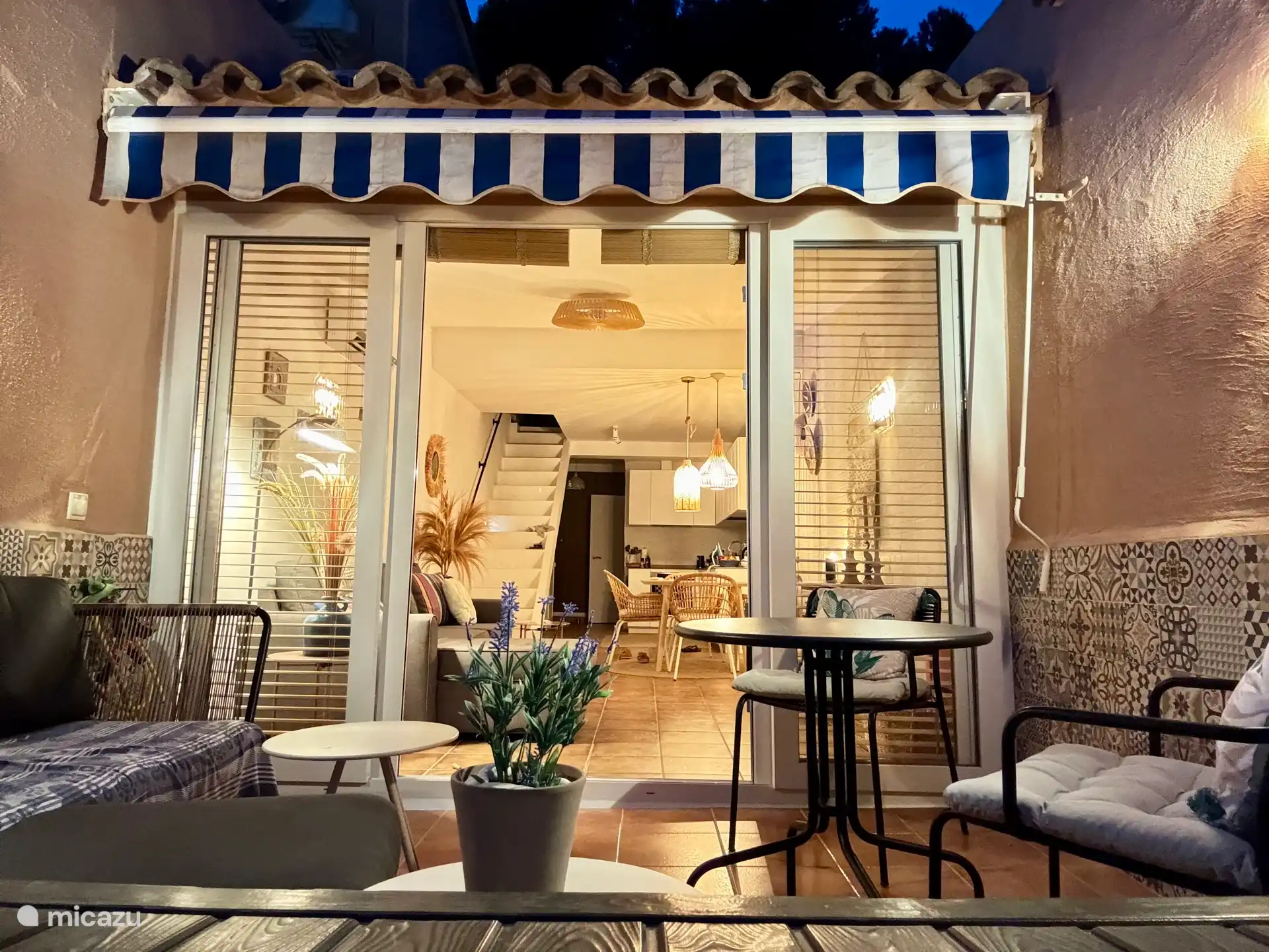 Zicht vanaf het terras naar binnen. 