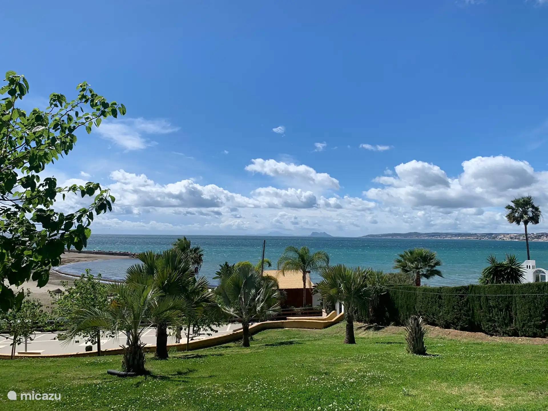 Het strand vlakbij het appartement. In de verte zie je Gibraltar liggen. 