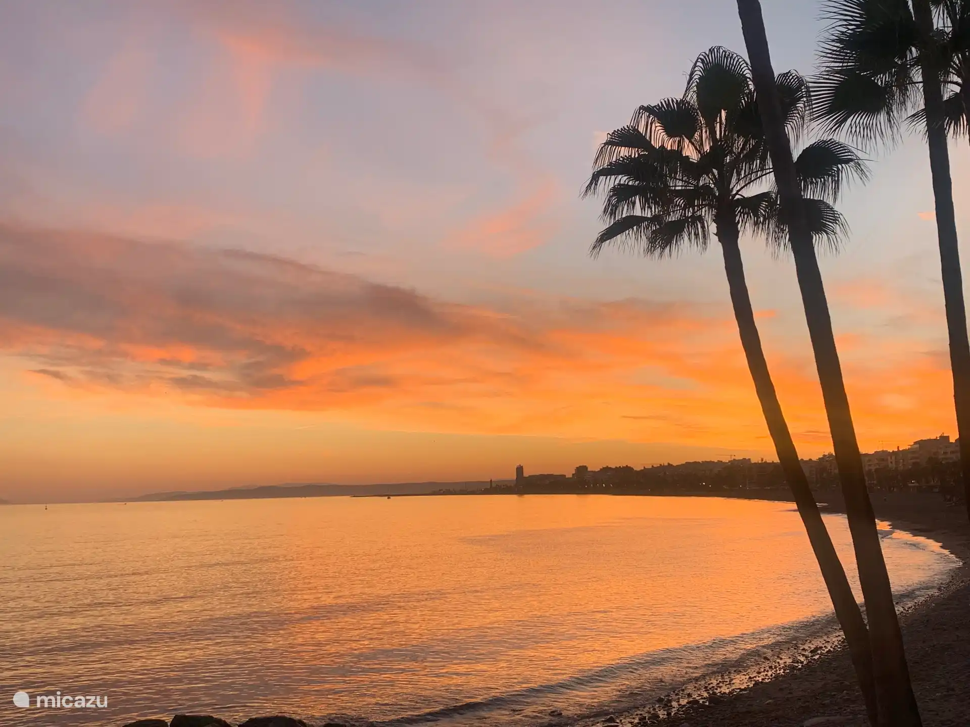 Playa del Cristo met zonsondergang. 