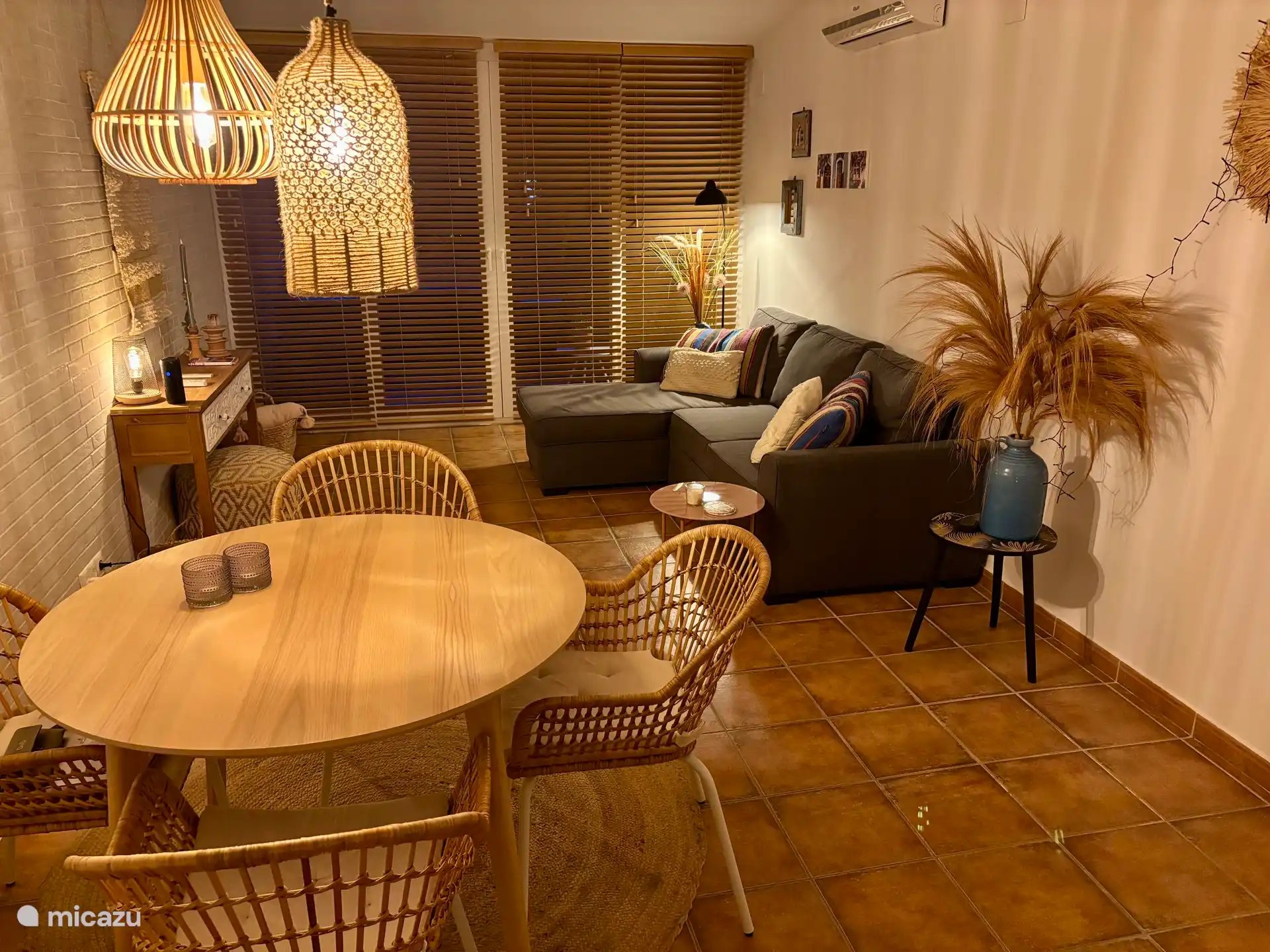 Woonkamer met eettafel grenzend aan het terras. 