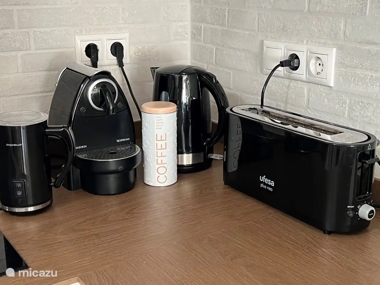 Nespresso koffie machine, melkschuimer, waterkoker en broodrooster aanwezig.