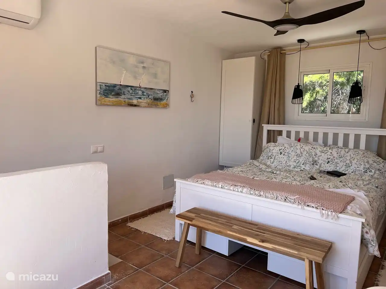 Airco ook in de slaapkamer, maar het windje van de plafondventilator is ook heerlijk verkoelend op warme dagen. 