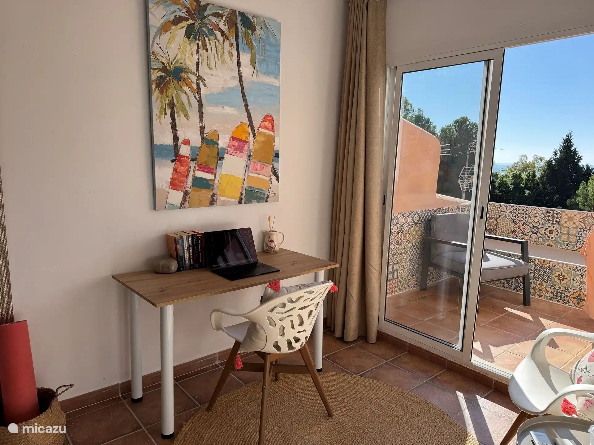 Werkplek op de slaapkamer gelegen aan het terras. Hier staat ook een kleine selectie boeken. 
