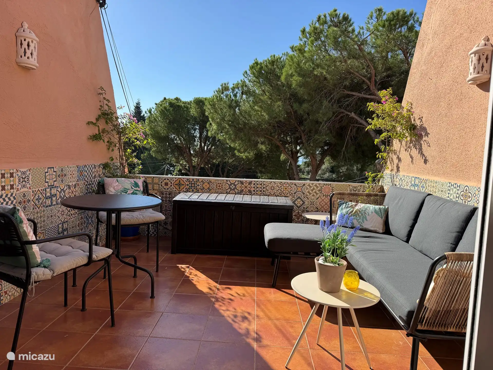 Heerlijk terras op het zuiden. Als het te warm wordt dan is er een groot zonnescherm. 