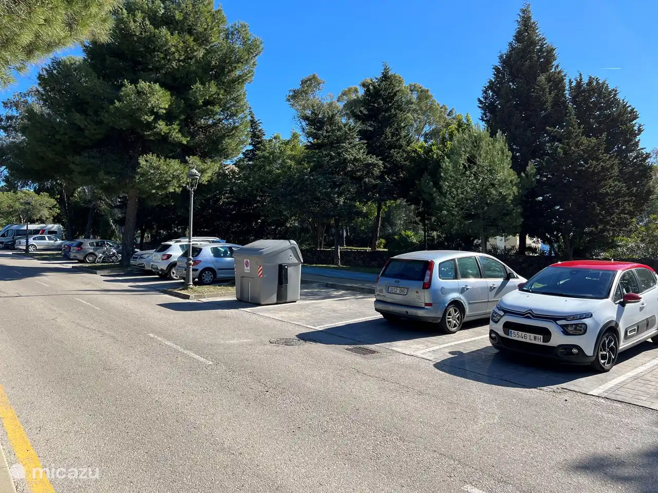 Parkeren kan voor de deur er is altijd wel plek.
Hier staat ook de container voor het afval.