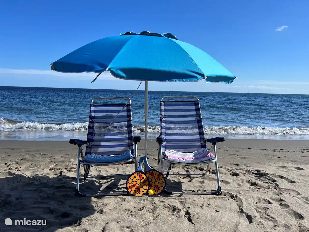 Aanwezig in het appartement 2 standstoelen met parasol en een beachball setje voor de sportievelingen.