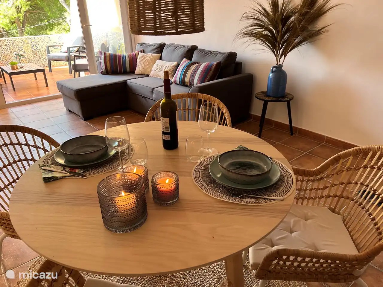 De woonkamer, mocht je niet buiten kunnen eten dan zit je binnen ook leuk. 