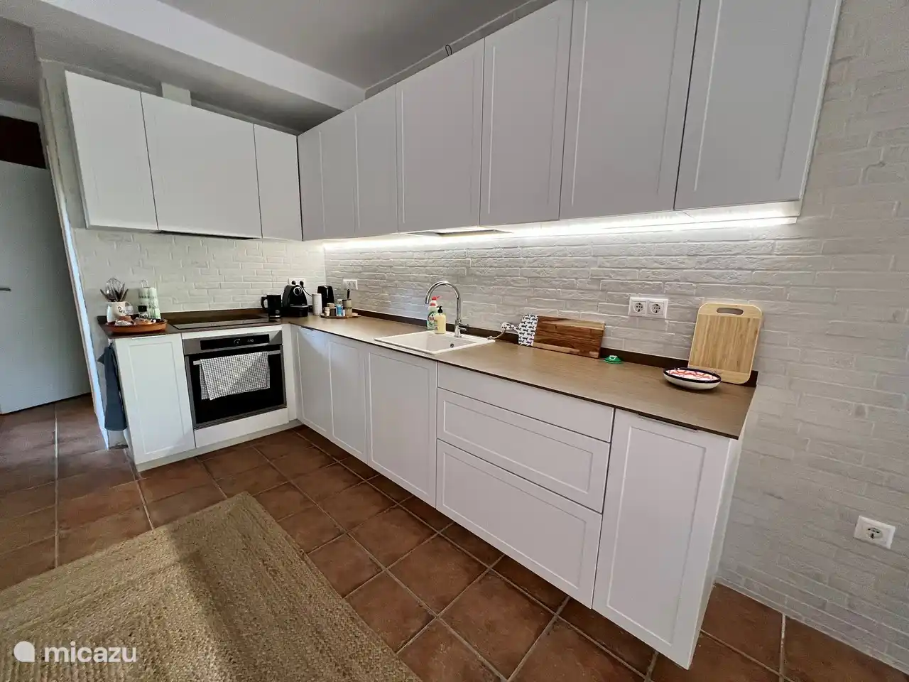 De keuken, met meer dan voldoende servies, bestek, pannen etc. We hebben altijd wat basis kruiden, olijfolie en dergelijke staan. 