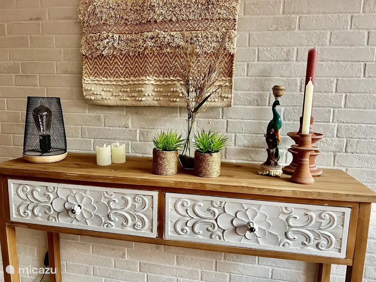 De woonkamer, in het kastje een JBL zodat je lekker een muziekje kunt opzetten. 