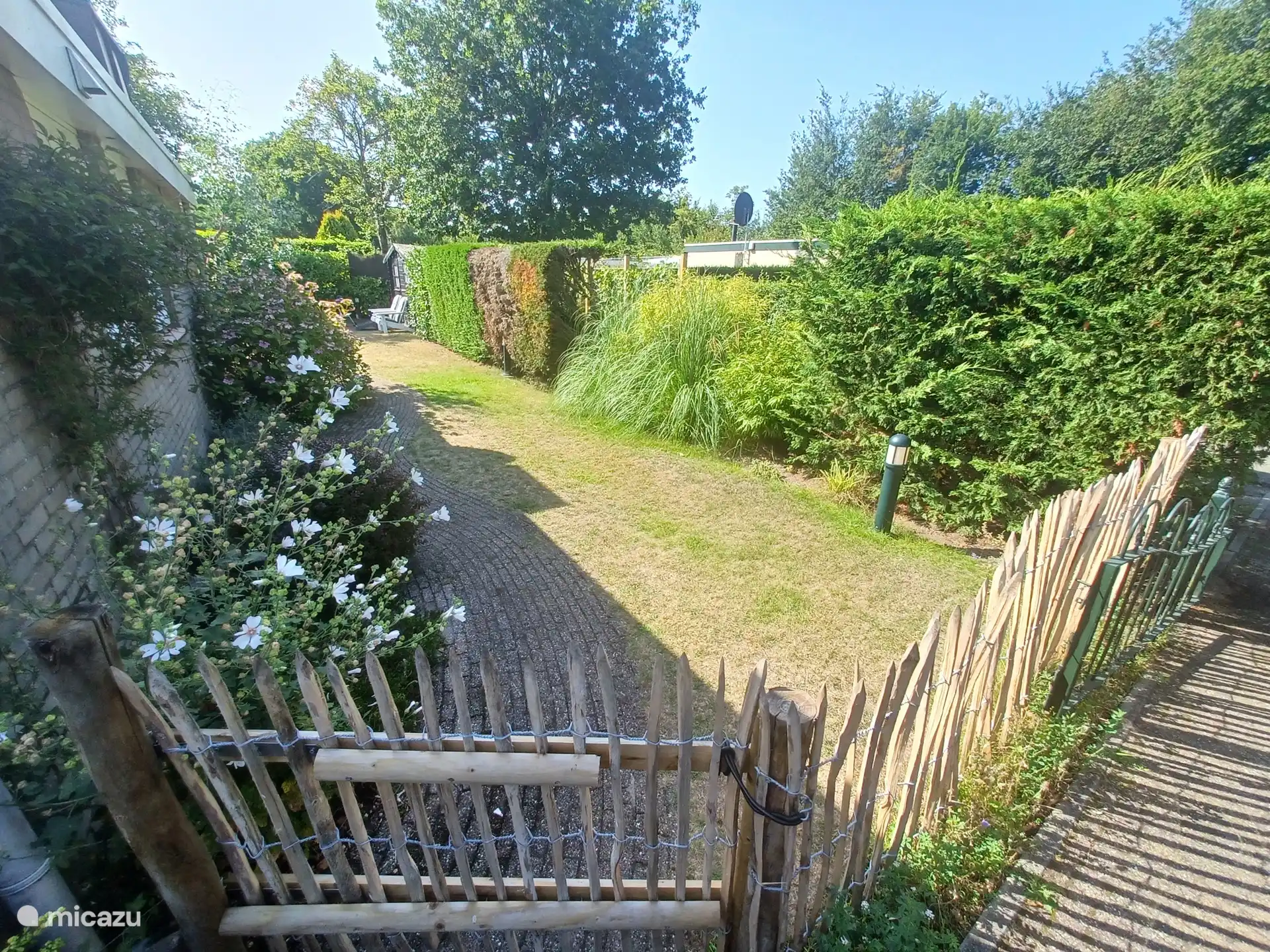 Gran jardín soleado con mucha privacidad