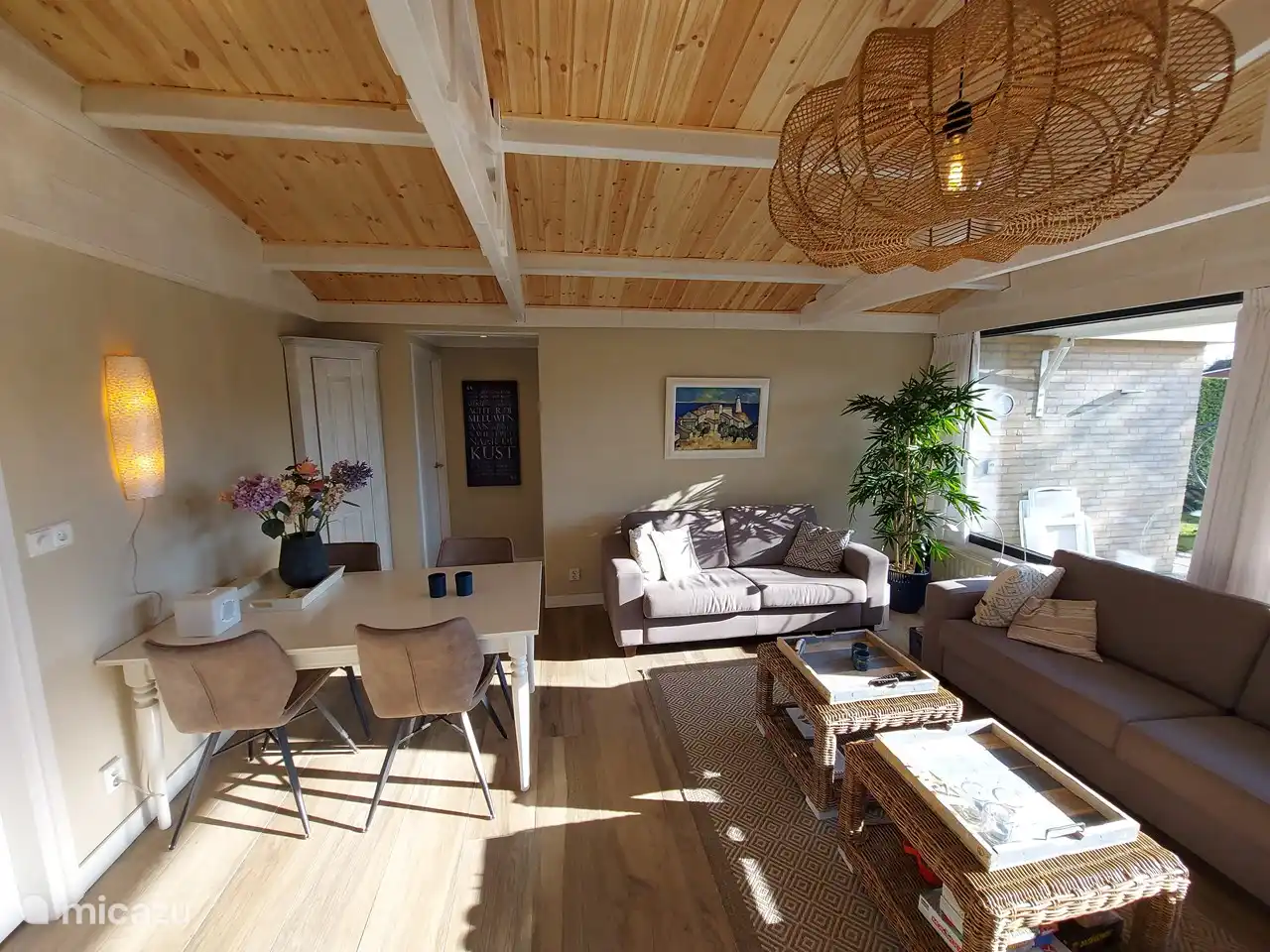 Amplio y acogedor comedor extraíble en la sala de estar. 