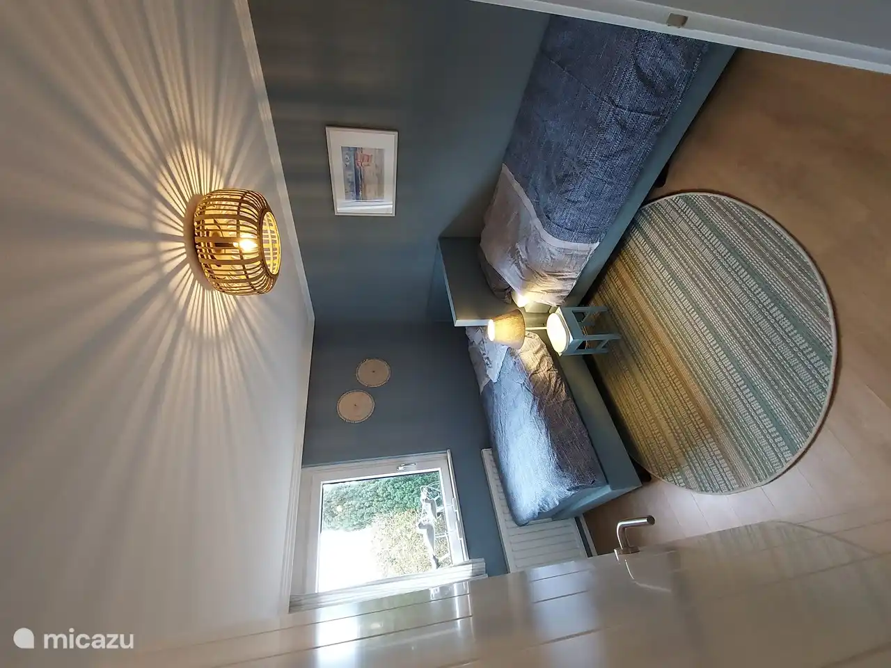 Dormitorio con 2 camas individuales con somier y amplio armario empotrado.