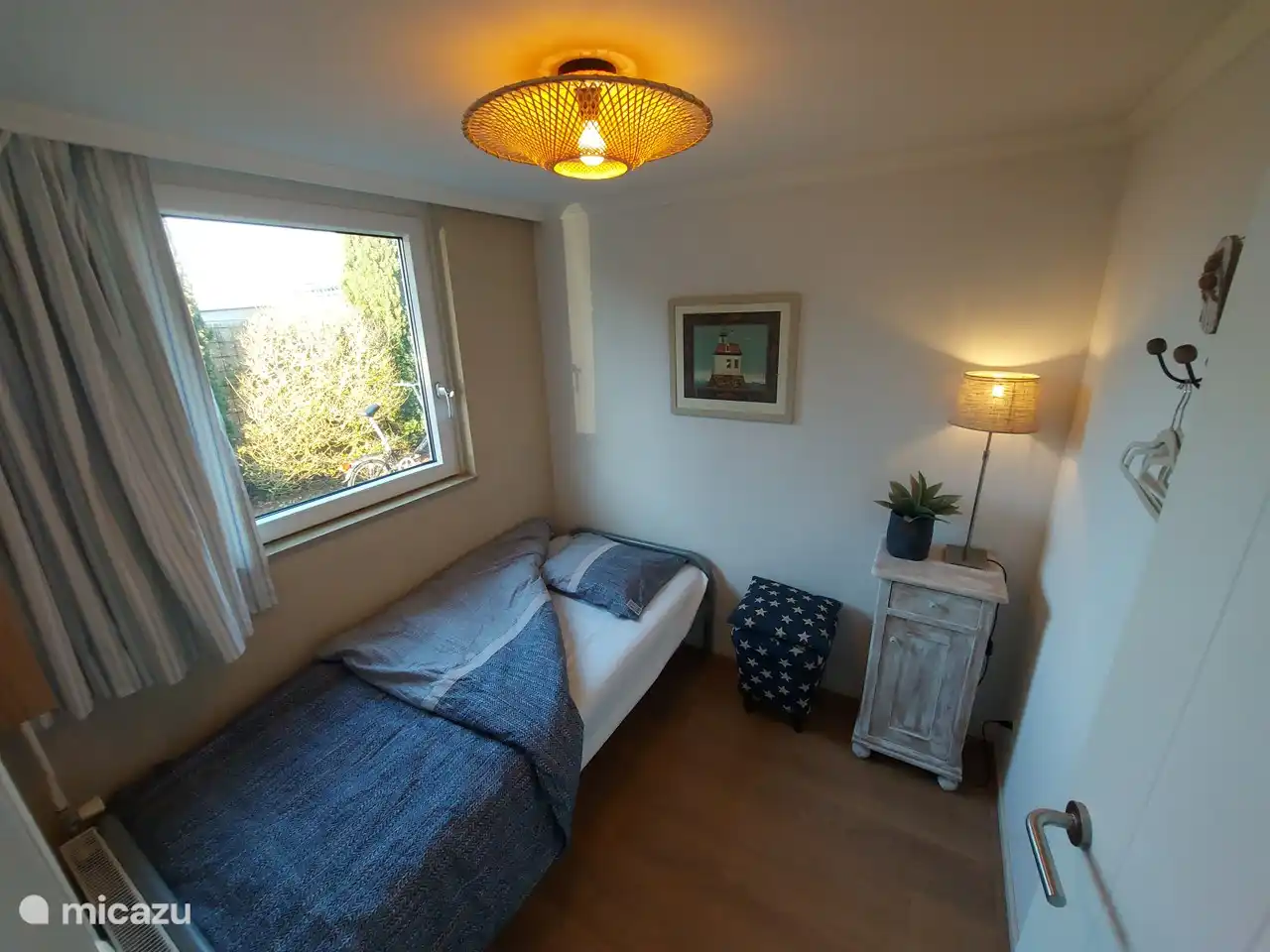 Dormitorio pequeño con 1 cama individual.