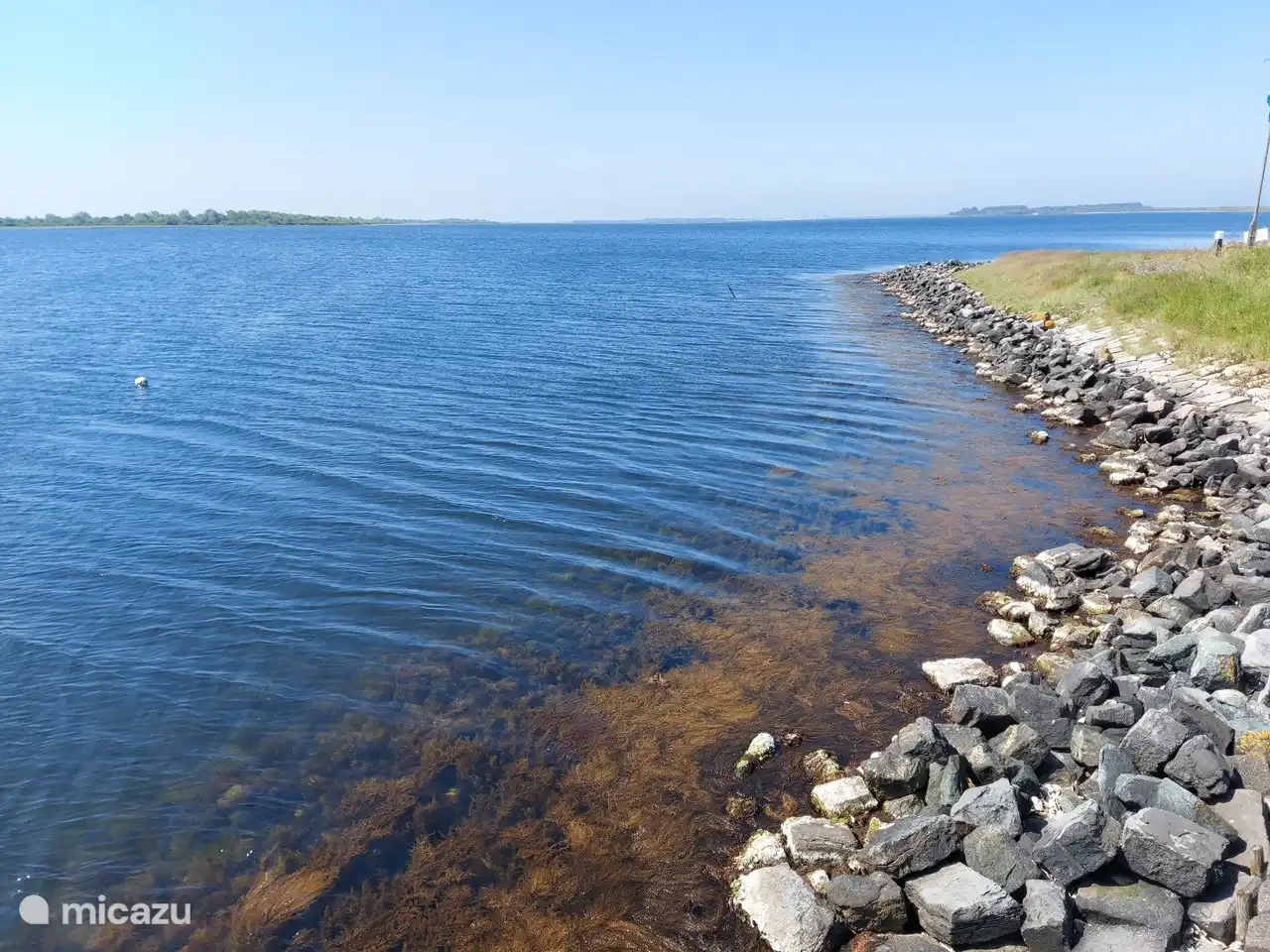 El lago de agua salada más grande de Europa De Grevelingen con sus hermosas islas.