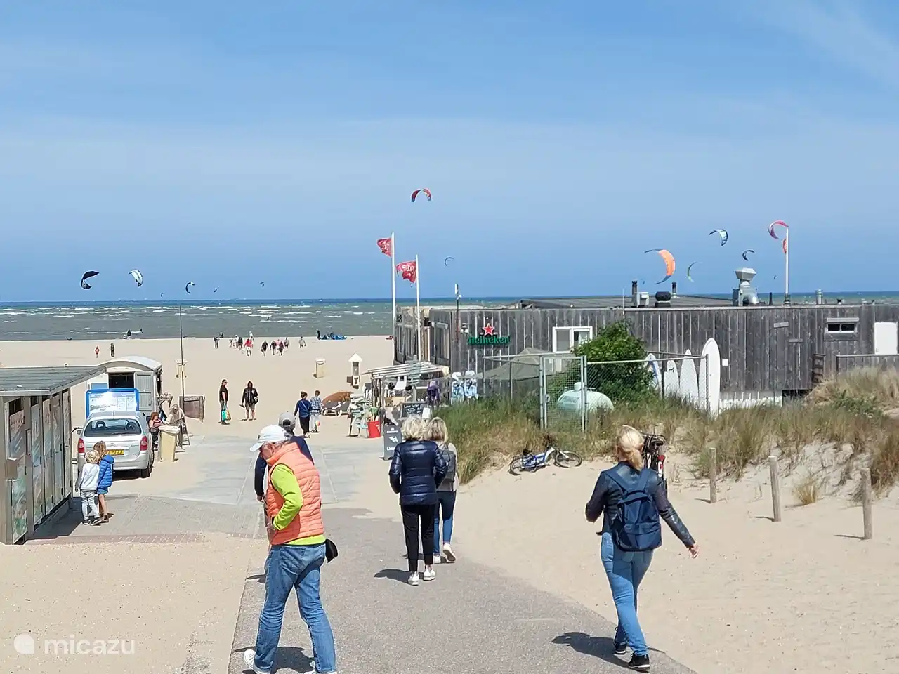 Una de las entradas a la playa. Kitesurf en el club de playa Bula (polo 9).
