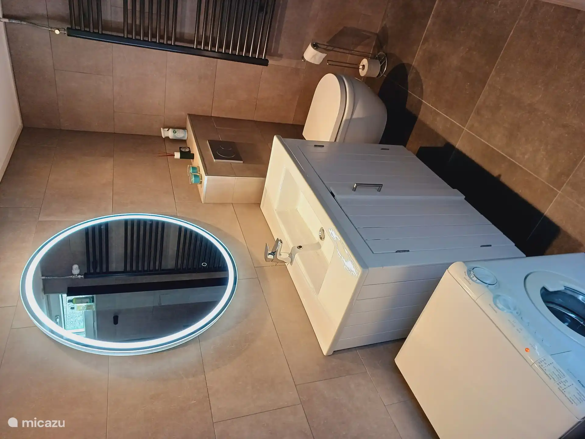 Baño con lavadora totalmente reformado en 2024.