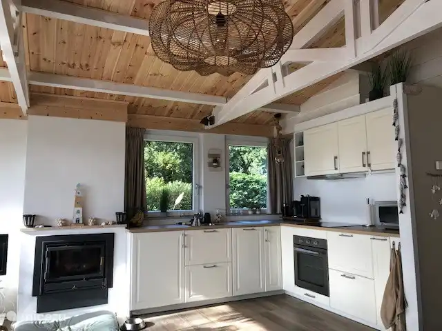 Cocina abierta moderna con lavavajillas, horno de convección y microondas. 