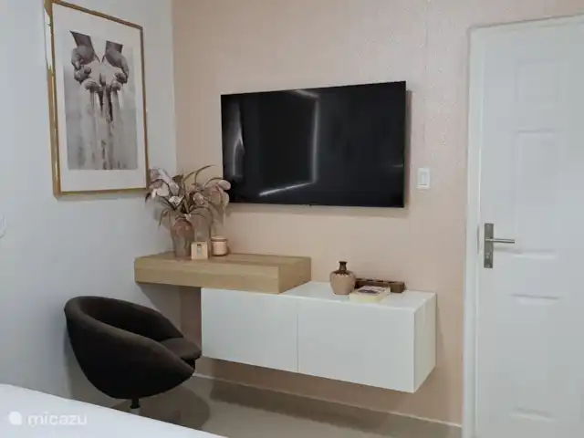apartamento en Curazao, Banda Arriba (este), Cas Grandi – Apartamento de vacaciones Coral Cactus Escritorio de primer plano Sandroom con un televisor de 55 pulgadas.