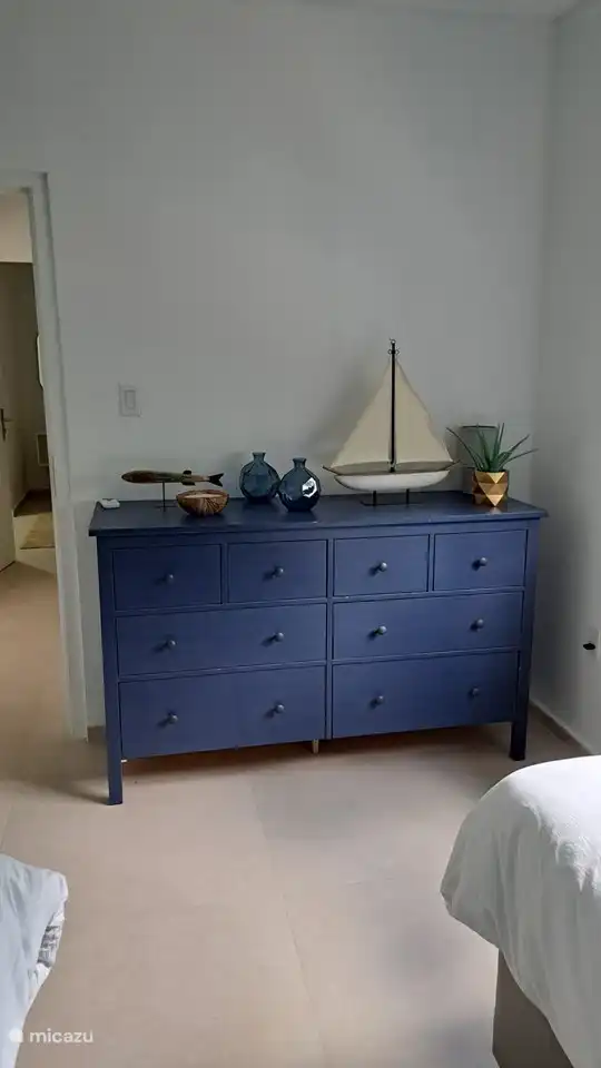 Dresser Oceanroom with space for enough storage and clean towels.