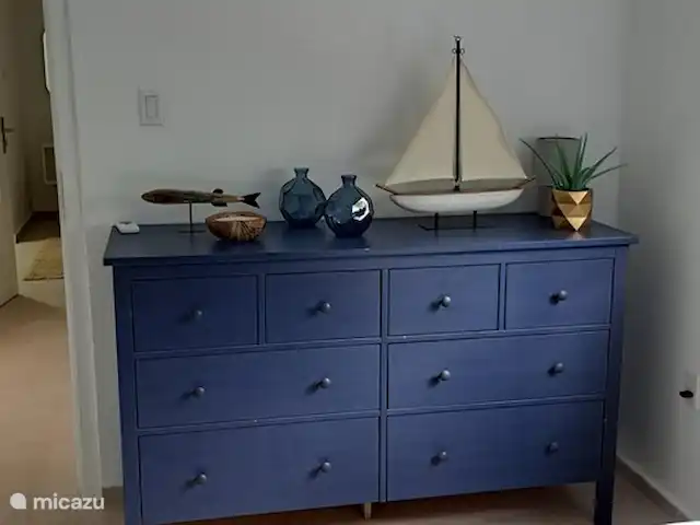 apartamento en Curazao, Banda Arriba (este), Cas Grandi – Apartamento de vacaciones Coral Cactus Aparador Oceanroom con espacio suficiente para almacenaje y toallas limpias.