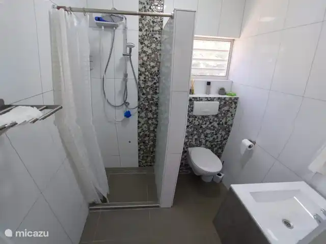 apartamento en Curazao, Banda Arriba (este), Cas Grandi – Apartamento de vacaciones Coral Cactus Baño panorámico con grifo de agua caliente.
