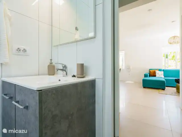 apartamento en Curazao, Banda Arriba (este), Cas Grandi – Apartamento de vacaciones Coral Cactus Lavabo equipado con todas las comodidades y secador de pelo.