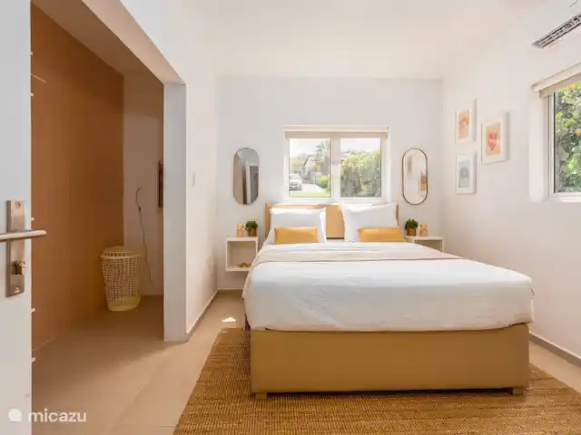 apartamento en Curazao, Banda Arriba (este), Cas Grandi – Apartamento de vacaciones Coral Cactus Dormitorio Sandroom con vista walking closet.