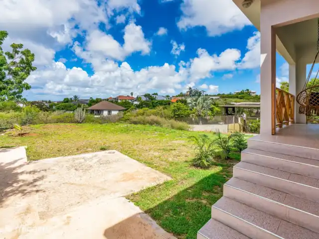 apartamento en Curazao, Banda Arriba (este), Cas Grandi – Apartamento de vacaciones Coral Cactus Escaleras desde detrás del porche.