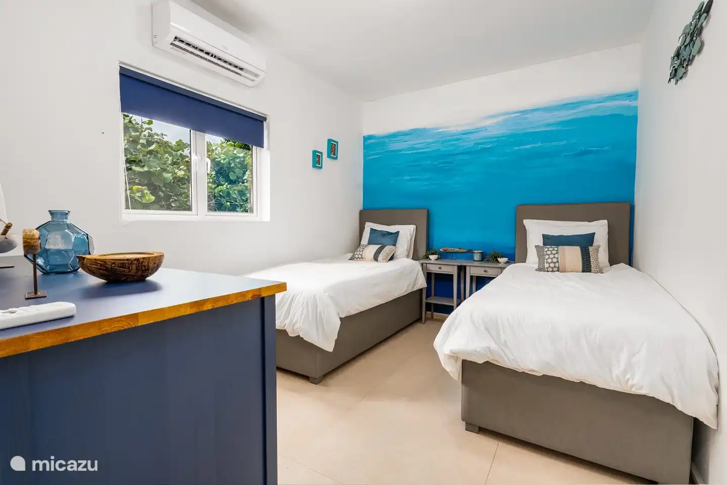 Walk-in bedroom Oceanroom with wall painting by Curaçao artist.
