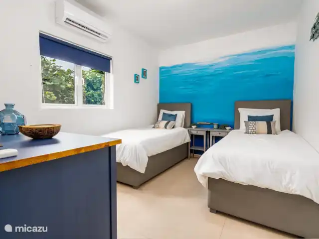 apartamento en Curazao, Banda Arriba (este), Cas Grandi – Apartamento de vacaciones Coral Cactus Dormitorio con vestidor Oceanroom con pintura mural de un artista de Curazao.
