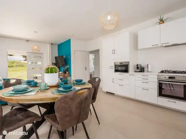 apartamento en Curazao, Banda Arriba (este), Cas Grandi – Apartamento de vacaciones Coral Cactus Vista de la entrada desde detrás del porche interior.