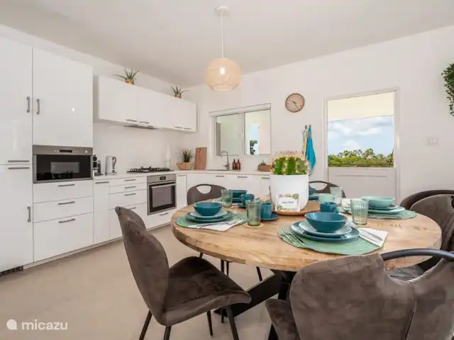 apartamento en Curazao, Banda Arriba (este), Cas Grandi – Apartamento de vacaciones Coral Cactus Mesa de comedor y cocina totalmente equipada.