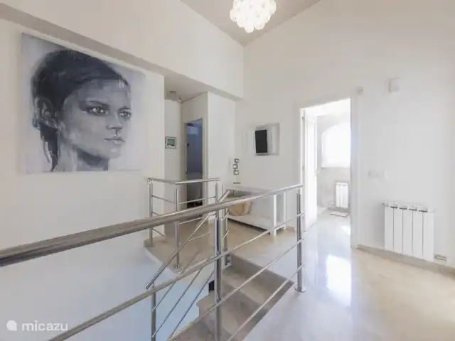 Esta Rana huren in Spanje, Costa Brava, Santa Cristina d'Aro - villa entree van de villa met de slaapkamers en badkamers