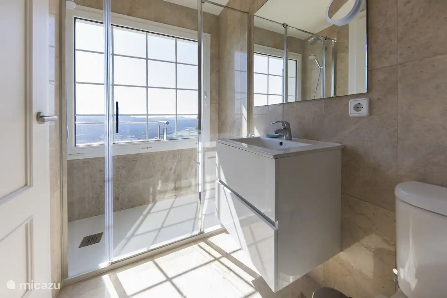 Bathroom 2/2 en-suite bathroom with a wonderful view