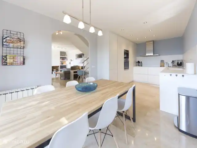 Esta Rana huren in Spanje, Costa Brava, Santa Cristina d'Aro - villa fijne open keuken met eettafel, ook entree via een schuifpui naar de tuin