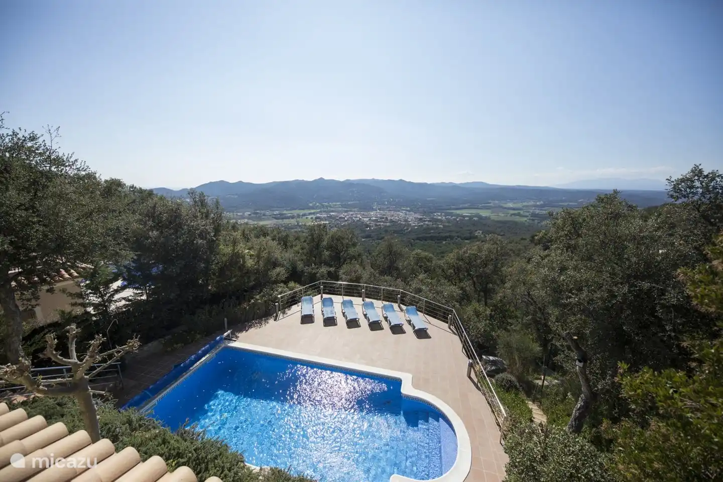 swimming pool, with possibility of heating. €12.50 per day