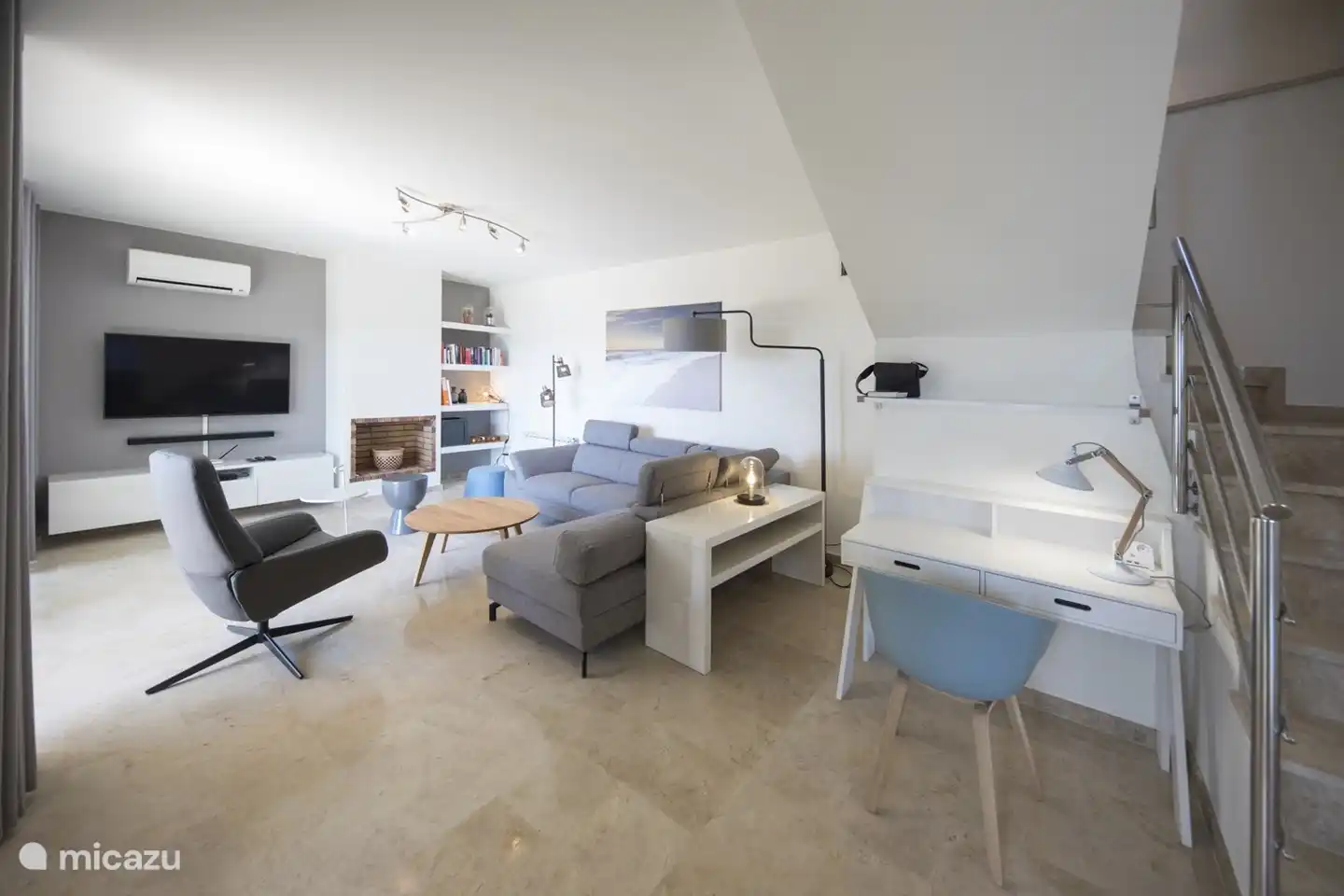 passage from kitchen to the living room, with the stairs to the entrance of the villa and the bedrooms/bathrooms